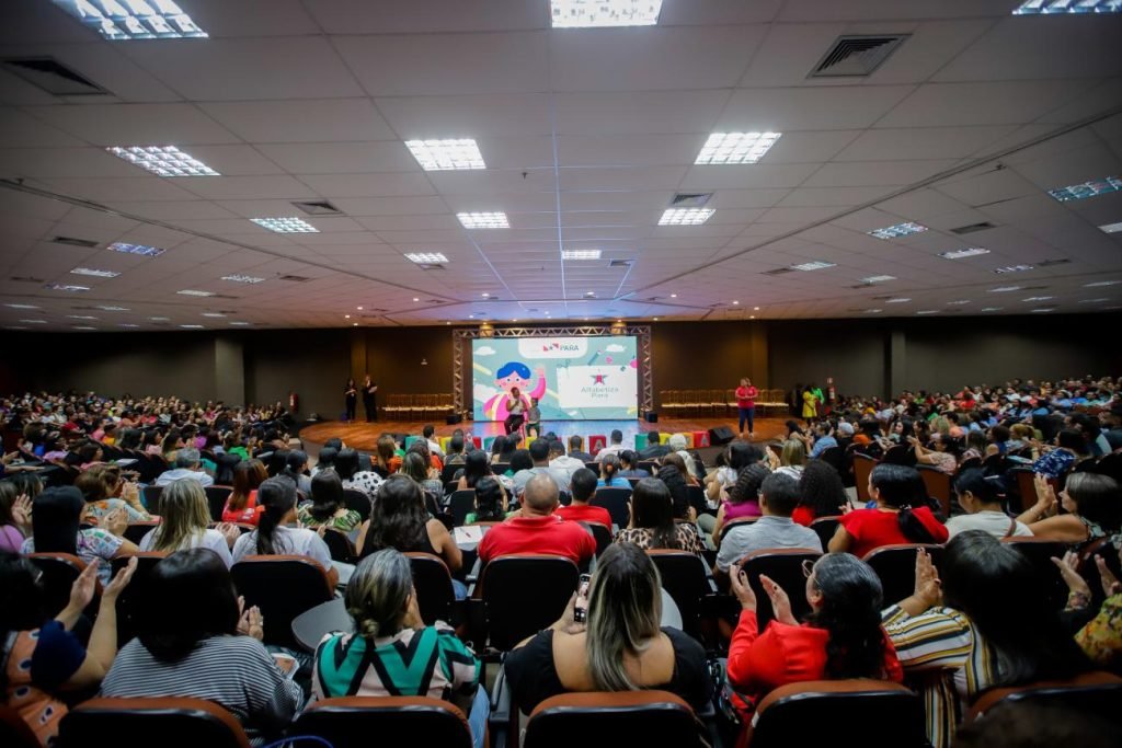 Leia mais sobre o artigo Governo apresenta Programa Alfabetiza Pará a gestores da região Sudeste no Carajás Centro de Convenções